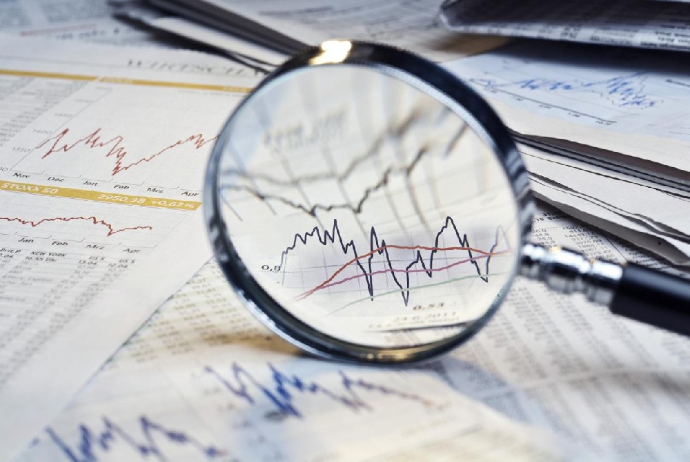 What should gold and silver traders do before and after the release of macroeconomic data?